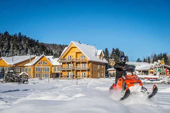 Auberge-du-Vieux-Moulin-winter-snowmobile